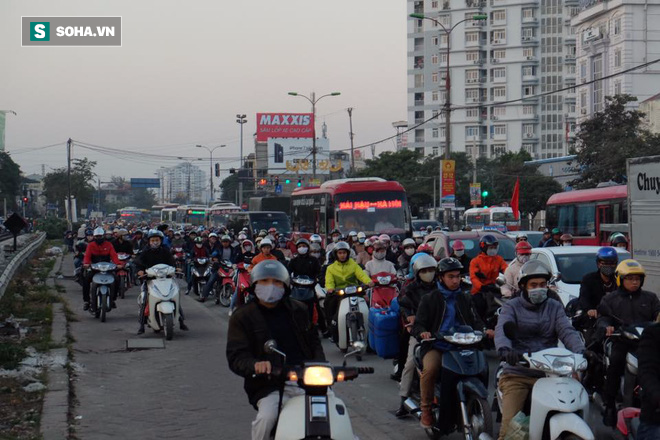 Hàng trăm xe khách bến Mỹ Đình dừng chạy, hành khách đổ xô ra bến Giáp Bát - Ảnh 9.