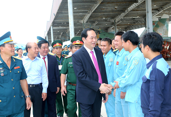 Chủ tịch nước Trần Đại Quang thăm Trung đoàn Không quân 925 - Ảnh 1.
