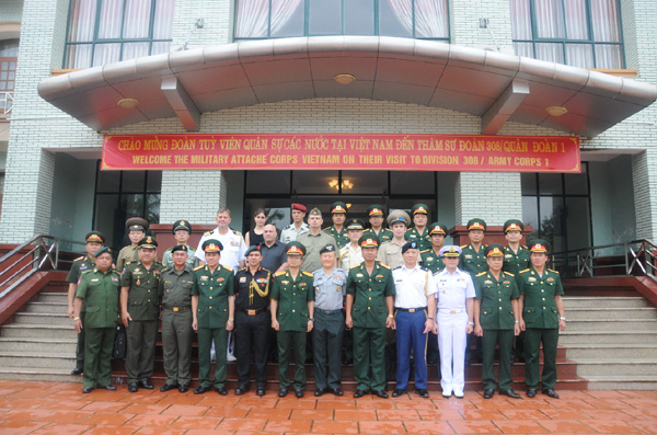Đoàn Tùy viên Quốc phòng các nước tại Việt Nam thăm quan, tìm hiểu thực tế tại Sư đoàn 308 - Ảnh 2.