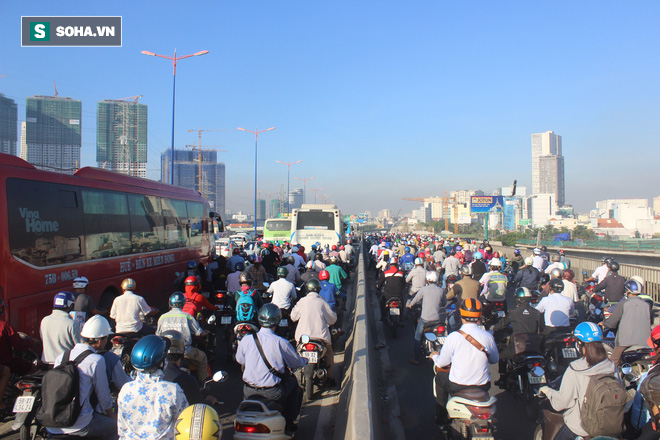 Xe khách móp đầu sau va chạm, hàng ngàn phương tiện chôn chân trên cầu Sài Gòn - Ảnh 7.