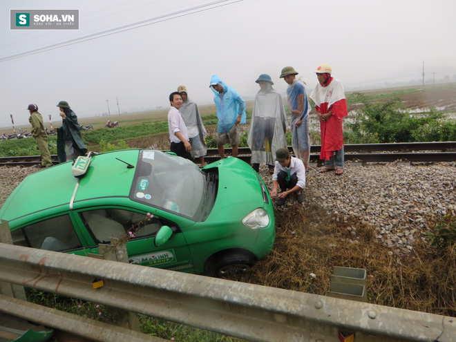 Nghệ An: Tàu hỏa đâm văng taxi 50 mét, 3 người thoát chết trong gang tấc - Ảnh 4.