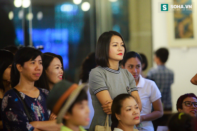 Diễn viên Hoàng Xuân mua tranh ủng hộ quỹ Thiện Nhân - Ảnh 2.
