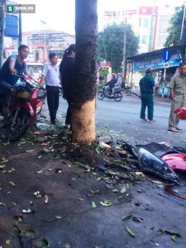 Hàng chục người dùng xà beng, búa phá cửa xe cứu tài xế ở Sài Gòn - Ảnh 1.