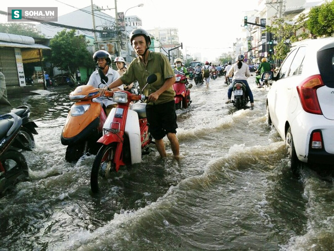 Người Sài Gòn khổ sở lội nước đi làm, kẹt xe kéo dài hàng cây số - Ảnh 1.