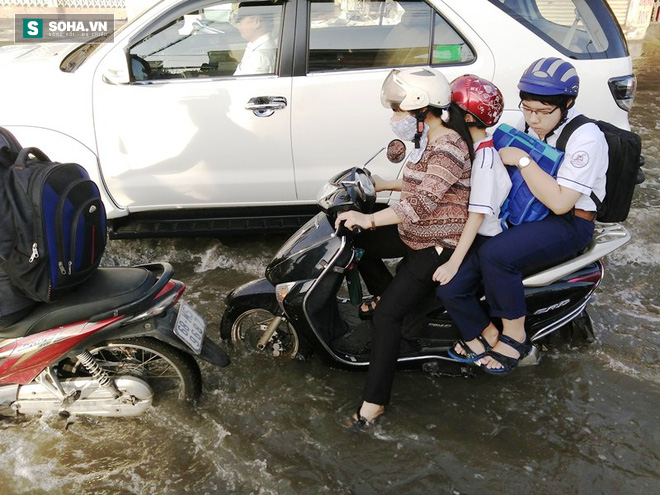 Người Sài Gòn khổ sở lội nước đi làm, kẹt xe kéo dài hàng cây số - Ảnh 4.