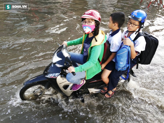 Người Sài Gòn khổ sở lội nước đi làm, kẹt xe kéo dài hàng cây số - Ảnh 3.