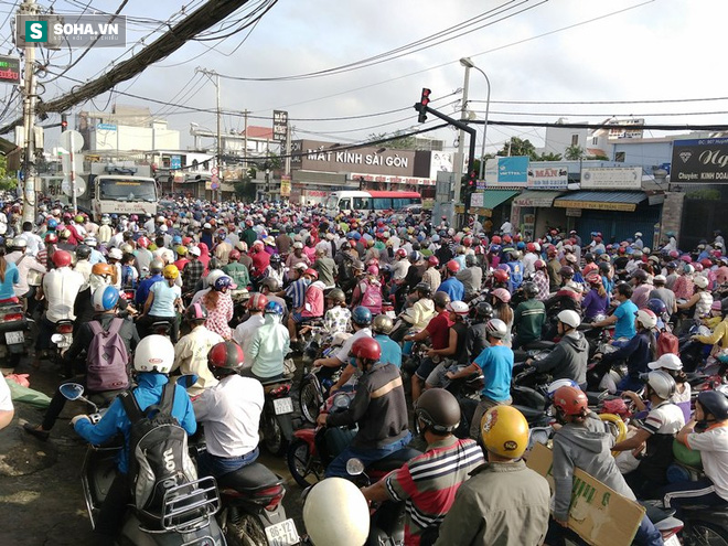 Người Sài Gòn khổ sở lội nước đi làm, kẹt xe kéo dài hàng cây số - Ảnh 6.