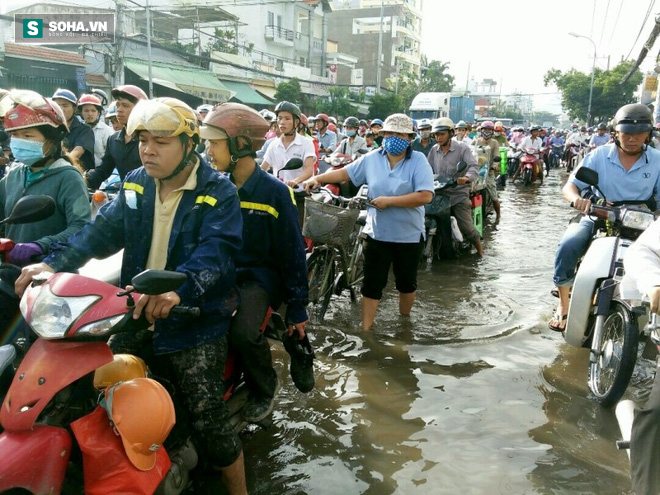 Người Sài Gòn khổ sở lội nước đi làm, kẹt xe kéo dài hàng cây số - Ảnh 2.