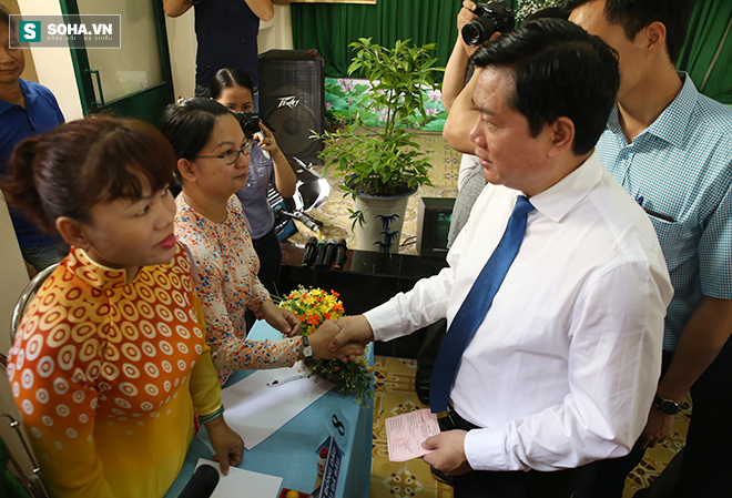Nguyên Thủ tướng Nguyễn Tấn Dũng đi bộ đến điểm bầu cử ở TP.HCM - Ảnh 11.