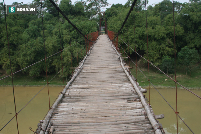 Run rẩy đi qua “cây cầu dành cho người thích cảm giác mạnh” ở Thái Nguyên - Ảnh 4.