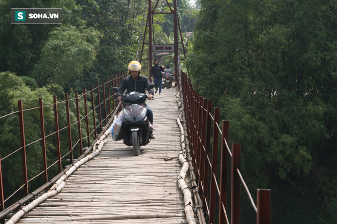 Run rẩy đi qua “cây cầu dành cho người thích cảm giác mạnh” ở Thái Nguyên - Ảnh 13.