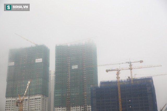 Nhiều tòa nhà chìm trong sương mù dày đặc ở Sài Gòn - Ảnh 6.