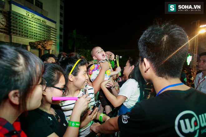 Phát sốt vì Sơn Tùng MTP, fan nữ bị bảo vệ mời khỏi sân khấu - Ảnh 22.