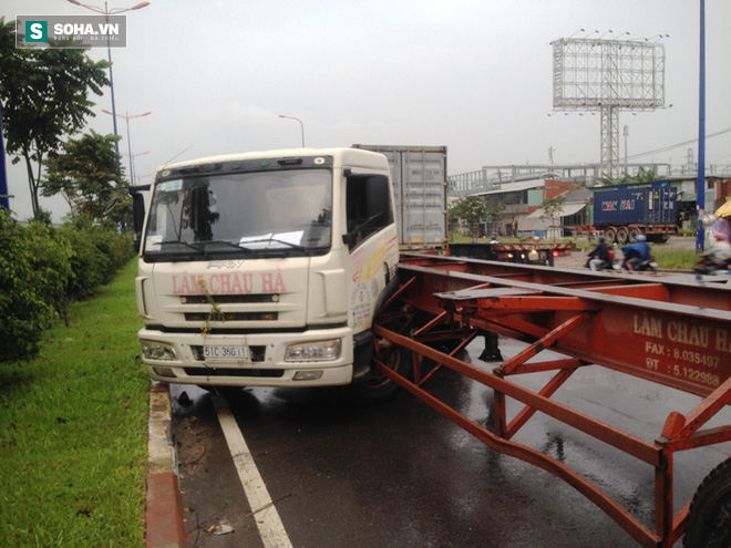 Liên tiếp tai nạn, hàng trăm phương tiện ở xa lộ Hà Nội kẹt cứng - Ảnh 1.