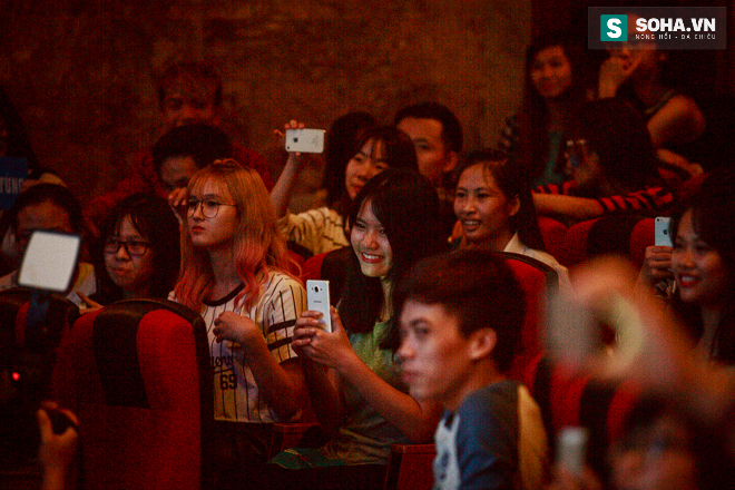 Fan nữ ùa lên sân khấu, ôm chặt Sơn Tùng MTP - Ảnh 11.