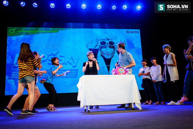 Fan nữ ùa lên sân khấu, ôm chặt Sơn Tùng MTP - Ảnh 15.