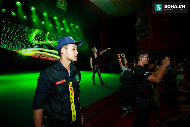Fan nữ ùa lên sân khấu, ôm chặt Sơn Tùng MTP - Ảnh 22.