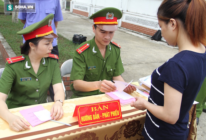 Những người bị tạm giữ, tạm giam đi bỏ phiếu bầu cử - Ảnh 18.