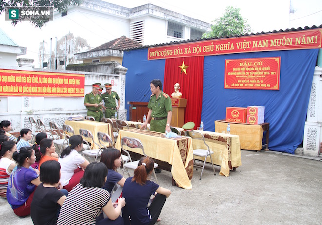 Những người bị tạm giữ, tạm giam đi bỏ phiếu bầu cử - Ảnh 3.