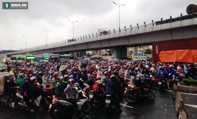 Đèn tín hiệu giao thông hư, hàng ngàn người đội mưa vì kẹt xe - Ảnh 1.