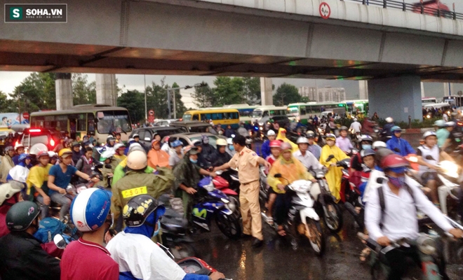 Đèn tín hiệu giao thông hư, hàng ngàn người đội mưa vì kẹt xe - Ảnh 5.