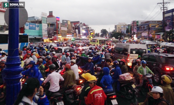 Đèn tín hiệu giao thông hư, hàng ngàn người đội mưa vì kẹt xe - Ảnh 6.