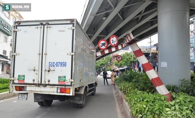 Thanh giới hạn bị húc đổ, cửa ngõ sân bay Tân Sơn Nhất kẹt cứng - Ảnh 1.