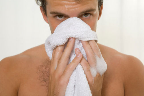 Đắp khăn ấm: C&aacute;ch cực hay thổi bay 10 loại bệnh thường gặp - Ảnh 1.