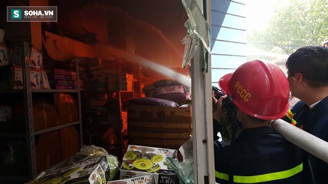Cháy dữ dội ở Công ty Hồng Hà, khói bốc cao hàng trăm mét - Ảnh 8.