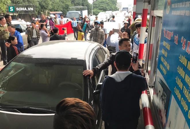 Clip: Người dân dựng rạp, tiếp tục mang 50 xe ô tô vây cầu Bến Thuỷ - Ảnh 11.