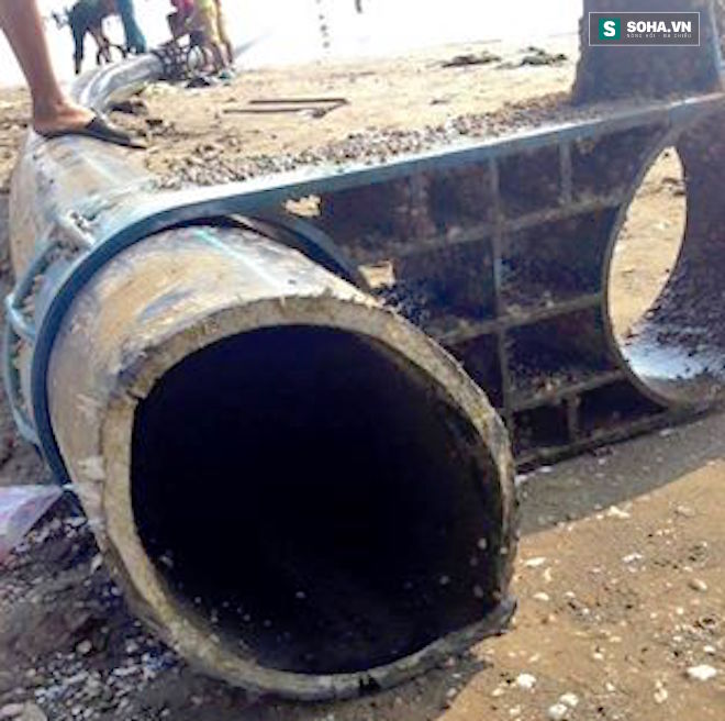 Ngư dân phát hiện vòi lớn nghi đường ống xả thải nổi trên biển - Ảnh 2.