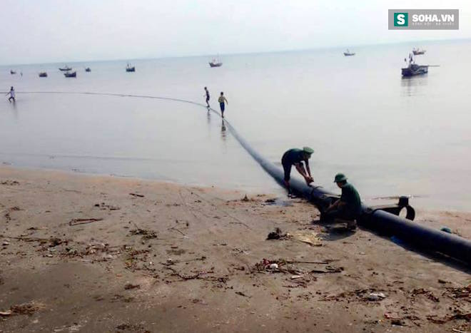 Ngư dân phát hiện vòi lớn nghi đường ống xả thải nổi trên biển - Ảnh 1.