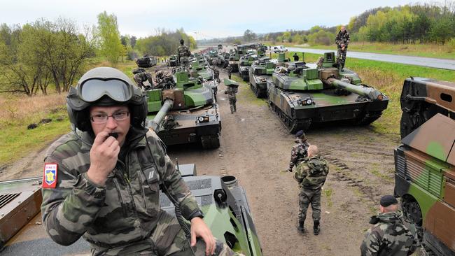 NATO cứng rắn: 300 nghìn binh lính báo động sẵn sàng chiến đấu với Nga! - Ảnh 1.