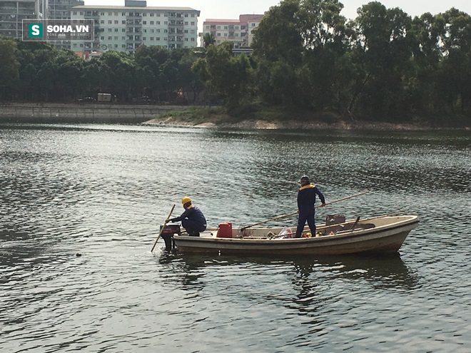 Người dân phỏng đoán nguyên nhân bao cao su nổi trắng hồ Linh Đàm - Ảnh 4.