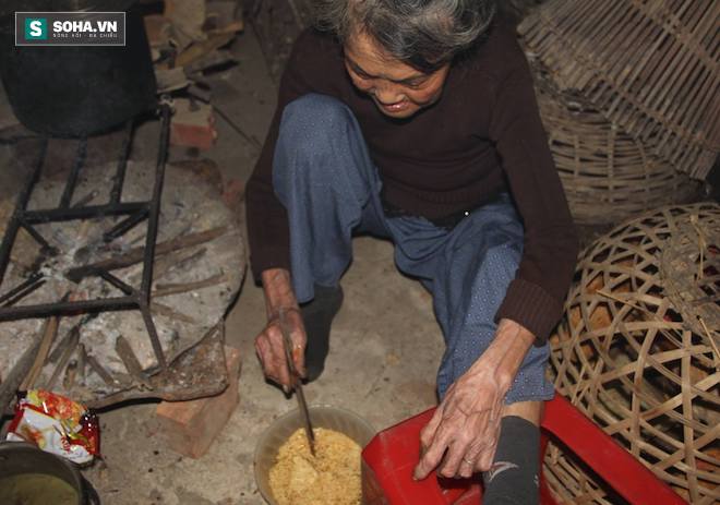 Bữa mỳ tôm vội của 2 cụ già sống trên nóc nhà trong cơn lũ miền Trung - Ảnh 11.