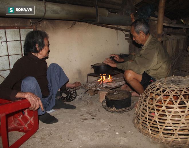 Bữa mỳ tôm vội của 2 cụ già sống trên nóc nhà trong cơn lũ miền Trung - Ảnh 10.