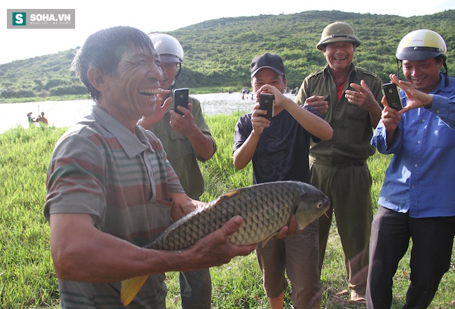 Sau tiếng hú lớn, cả làng tay nơm tay lưới ào xuống vực đánh cá - Ảnh 25.