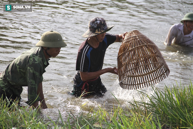 Sau tiếng hú lớn, cả làng tay nơm tay lưới ào xuống vực đánh cá - Ảnh 23.