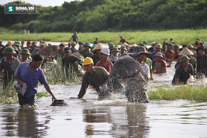 Sau tiếng hú lớn, cả làng tay nơm tay lưới ào xuống vực đánh cá - Ảnh 20.