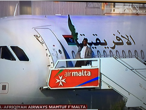 Vụ cướp máy bay Libya: Không tặc bất ngờ tự nguyện đầu hàng - Ảnh 2.
