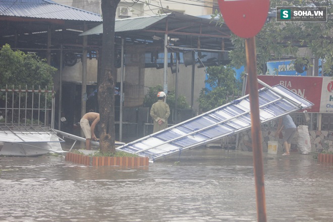 2 cha con thương vong vì va phải cột điện đổ ngang đường - Ảnh 2.