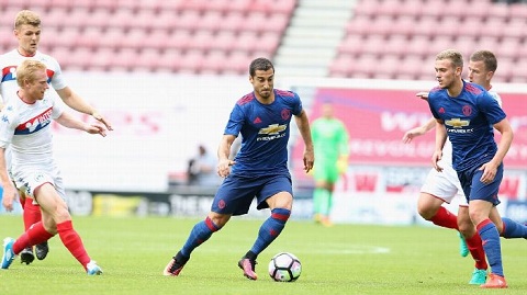 ĐIỂM NHẤN Wigan - Man United: Mkhitaryan là số 10 cổ điển. Bailly còn thô kệch nhưng rất tự tin - Ảnh 1.