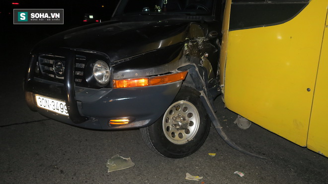 Nhiều người hoảng loạn khi xe khách tông rồi đẩy văng ô tô hàng chục mét trên quốc lộ - Ảnh 2.