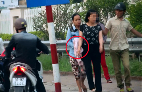 Bị bắt quả tang dàn cảnh ăn trộm, người phụ nữ lột quần ăn vạ giữa phố Hà Nội - Ảnh 5.