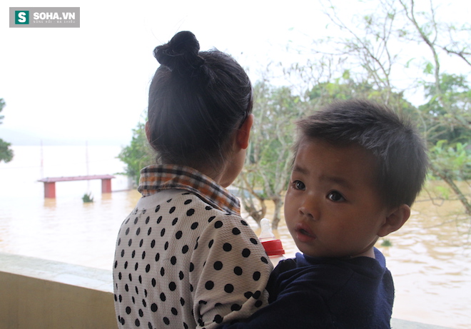 Lũ ở Hà Tĩnh: Ngày mai mà ngập nữa gia đình tôi chẳng có gì ăn! - Ảnh 6.