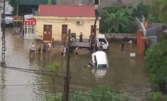 Hà Nội: Sau trận mưa lớn, người dân ra đường bắt cá - Ảnh 5.