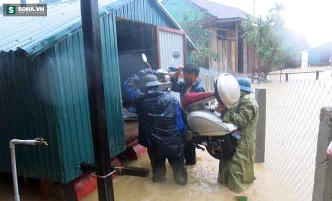 Đường về quê hương Đại tướng Võ Nguyên Giáp chìm trong mưa lũ - Ảnh 8.