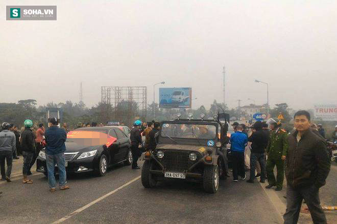 Dân mang 30 xe ô tô dán băng rôn dàn hàng, chặn xe qua cầu Bến Thuỷ - Ảnh 2.
