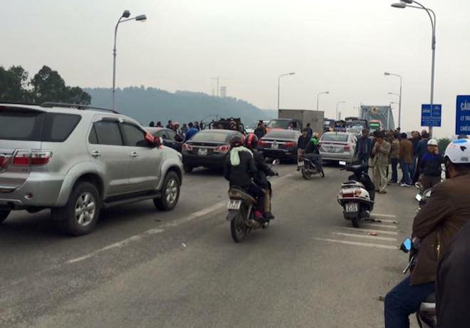Dân mang 30 xe ô tô dán băng rôn dàn hàng, chặn xe qua cầu Bến Thuỷ - Ảnh 6.