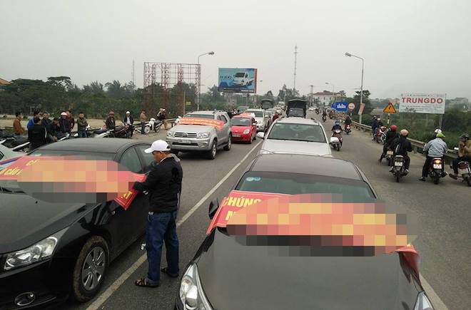 Dân mang 30 xe ô tô dán băng rôn dàn hàng, chặn xe qua cầu Bến Thuỷ - Ảnh 4.